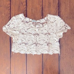 Vintage-like Lace Crop Top